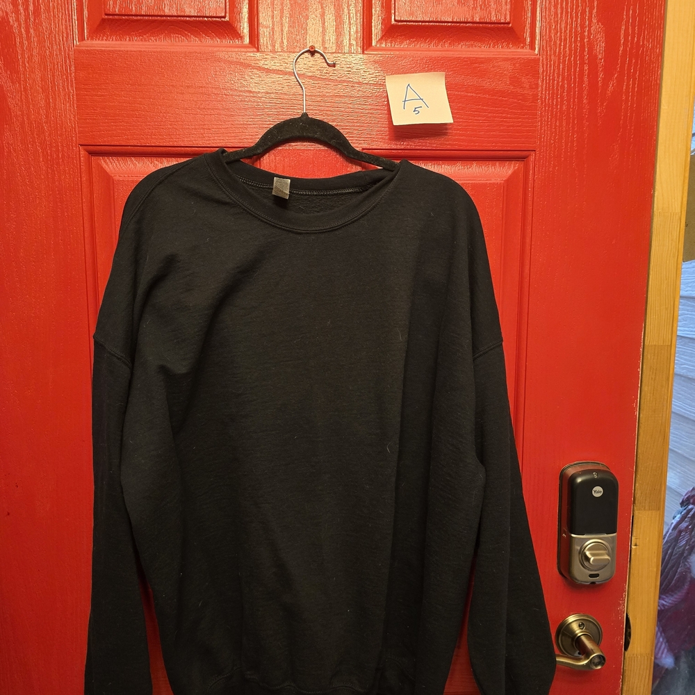Gildan Men's Black Crewneck Sweater